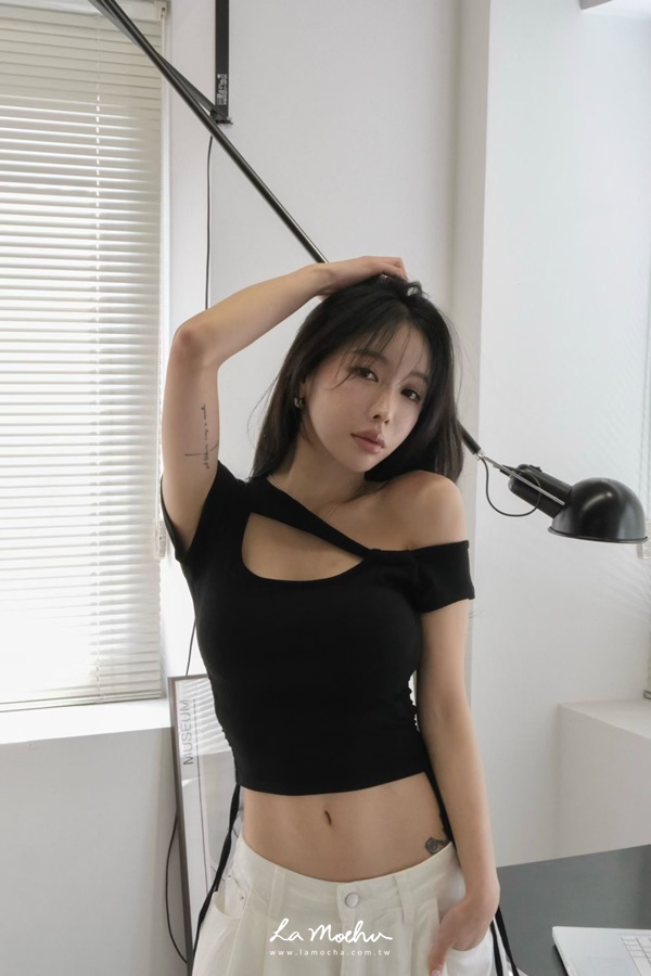 斜領性感露肩上衣